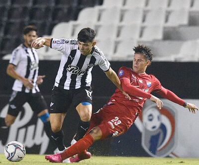 Carlos Espínola (d), convocado por Eduardo Berizzo