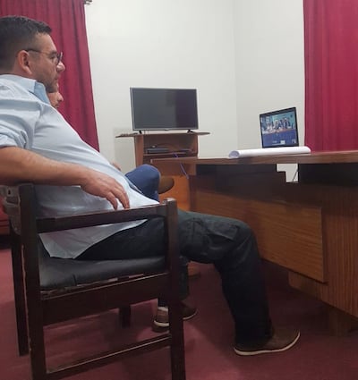 Alcides Osmar Oviedo Brítez y en el fondo Aldo Damián Meza Martínez, durante la audiencia preliminar por videoconferencia.