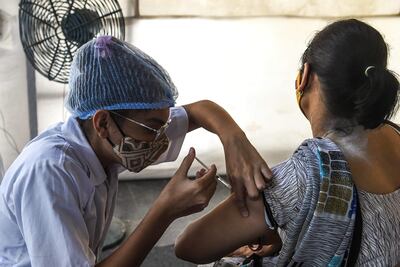 Una trabajadora de la salud administra una dosis de la vacuna Covishield a una mujer en Ahmedabad, India, este martes.