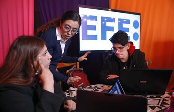 Participantes del Festival Gabo 2022 trabajan en el encuentro 'Hackathon' por un periodismo por la paz hoy, en Bogotá (Colombia). Con propuestas innovadoras que van desde la protección de datos hasta alertas a ONG por amenazas, cuatro grupos de jóvenes arrancaron este sábado la "Hackathon para un periodismo por la paz" en el Festival Gabo con el objetivo de crear una app para mejorar la seguridad de la prensa colombiana en zonas de riesgo.