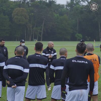 Charla técnica de Sergio Orteman, antes del entrenamiento del plantel franjeado en Encarnación.
