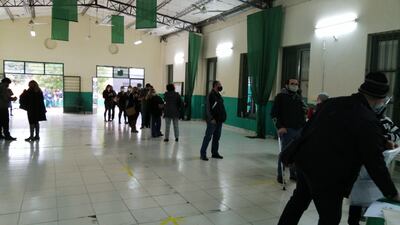 Electores votando en la Casa del Pueblo, del Partido Revolucionario Febrerista.