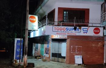 Delincuentes se llevan caja registradora durante asalto en Remanso