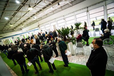 Adultos italianos aguardan turno para recibir la vacuna contra el covid. El país suspendió, de momento, la inoculación de la fórmula desarrollada por Oxford-AstraZeneca.