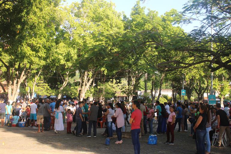 Fieles en la explanada de la Basílica de Caacupé