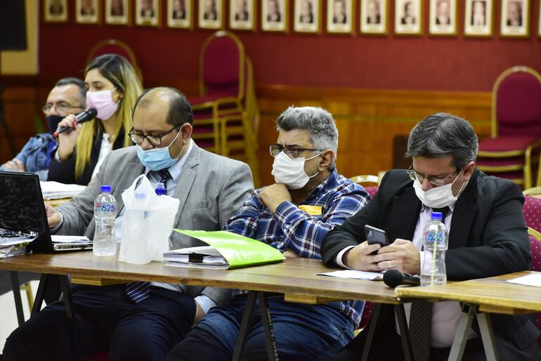 El acusado Guido Fernando Salcedo (centro) acompañado de sus abogados, en una de las audiencias realizadas la semana pasada.