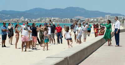 Cientos de curiosos se acercaron a los reyes para tomarles una foto o hacerse una selfie con los monarcas.