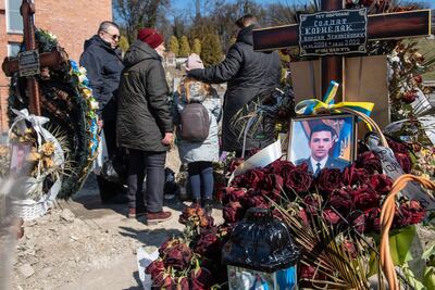 Una familia despide a un familiar, miembro de las fuerzas de defensa ucranianas, en el cementerio de Lyczakowski en Lviv.