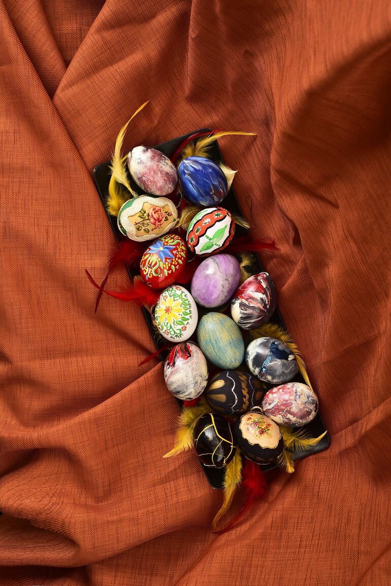 Huevos de pascuas de Roland Peters pintadas hace 30 años en Filadelfia, Chaco. 