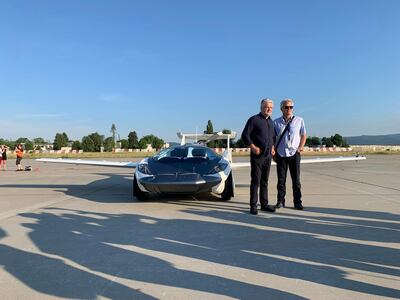 Un coche que puede desplegar unas alas y convertirse en un avión ha cubierto en 35 minutos una distancia de 80 kilómetros entre los aeropuertos de Nitra y Bratislava, un tercio del tiempo que se necesita por carretera, y después ha circulado como un vehículo convencional por el centro de la capital eslovaca.