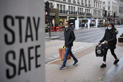 Compradores con mascarillas en la calle Oxford en Londres, Reino Unido.