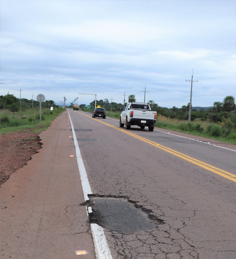De día los automovilistas pueden esquivar pero en horas de la noche los baches son trampa mortal