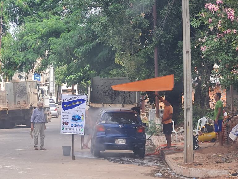 Un "lavadero" improvisado también funciona en el lugar
