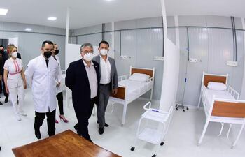 El director de Hospital de Callei, Dr. Luis Pratts, acompañado del viceministro de Salud, Dr. Hernán Martínez, observando el nuevo pabellón de contingencia.
