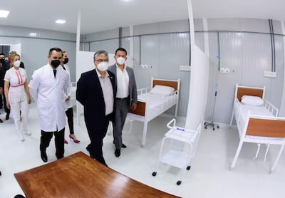El director de Hospital de Callei, Dr. Luis Pratts, acompañado del viceministro de Salud, Dr. Hernán Martínez, observando el nuevo pabellón de contingencia.