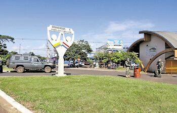 Militares custodian la línea fronteriza entre Brasil y Pedro Juan Caballero. La frontera fue reforzada en los últimos días.