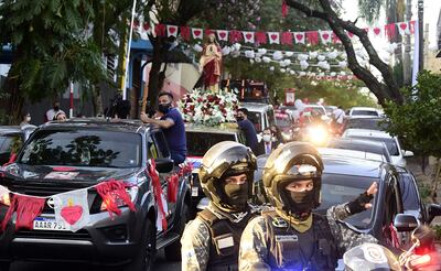 Procesión del Sagrado Corazón de Jesús. La misa se ofició ante un reducido número de fieles.
