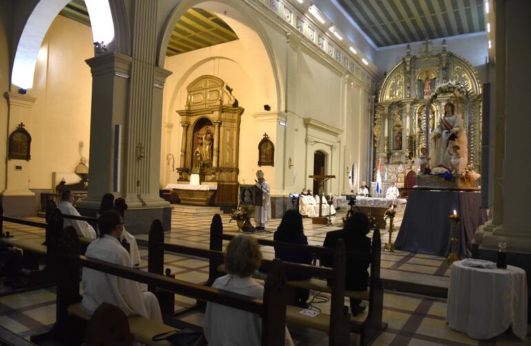 Monseñor Ricardo Valenzuela presidió ayer la celebración eucarística, haciendo hincapié en el tema "La eucaristía y la palabra de Dios".