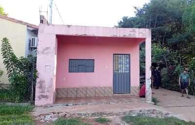 La Policía encontró rastros de lucha en el interior del departamento de la joven asesinada.