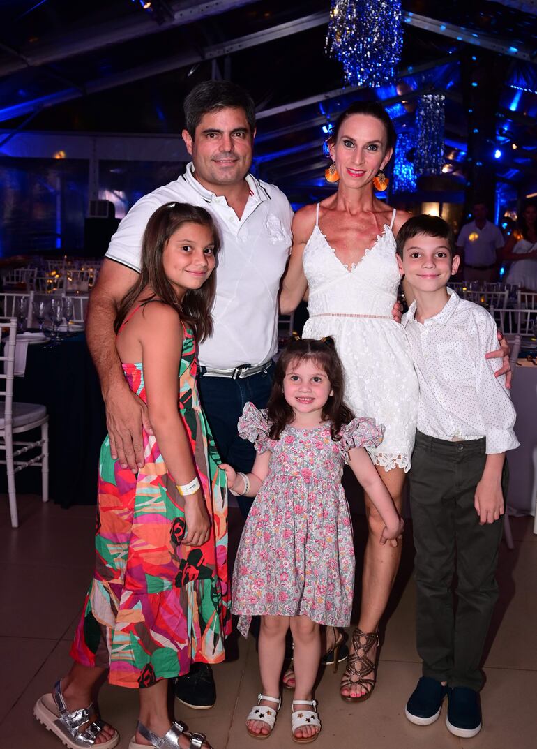 Fulvio Acosta, Kuky Weiler, Mía, Fulvito y Ana Acosta en el Club Centenario.