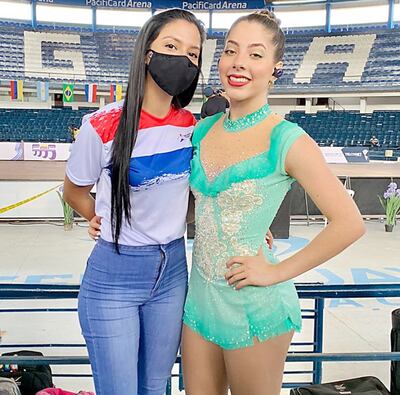 La patinadora Laila Ozuna (d) con su entrenadora Natalia Ozuna.