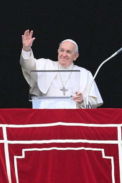 El papa Francisco pidió hoy a la comunidad internacional que abra corredores humanitarios para acoger a los ucranianos.