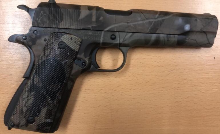 La pistola Glock que le fue obsequiada a Hernán Bogarín, de parte del condenado Julio Servián, por los favores recibidos en el penal.