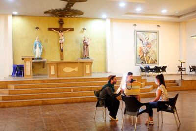 Rodrigo Calonga y la arpista Alexandra Britos durante uno de los momentos de la grabación del documental “Repatriados”, estrenado el viernes.