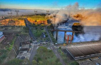 Imagen de Itaipú Binacional, en Hernandarias, durante estos últimos días de intenso frío y neblina.