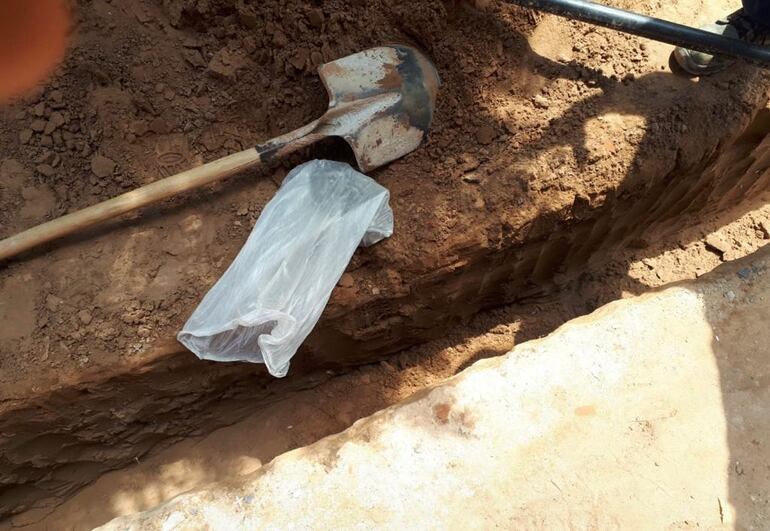 Las municiones estaban 40 centímetros bajo tierra y fueron encontradas por trabajadores que estaban cavando para hacer un cimiento.