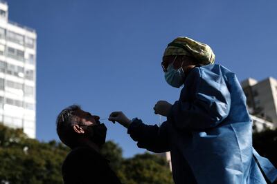 Imagen de referencia. Personas se realizan un testeo de la covid-19 hoy, en una plaza de la ciudad de Buenos Aires (Argentina).