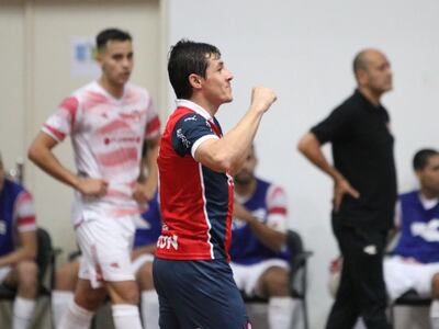 Jorge Espinoza festeja uno de los dos goles que convirtió en las semifinales del torneo Clausura de la Liga Premium.