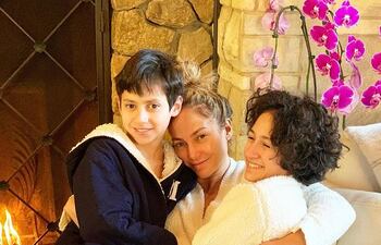 Hermosa postal. Jennifer López con sus hijos Max y Emme.