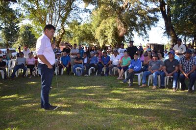 Efraín Alegre estuvo en Capiitindy del distrito de Abai, donde ironizó sobre construir una ruta de dos pisos.
