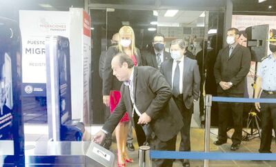 El mecanismo de reconocimiento facial para control migratorio fue exhibido anoche.