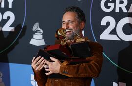 El uruguayo Jorge Drexler posa con el premio a Grabación del Año y otros que conquistó en la 23° edición de los Latin Grammy, celebrada anoche en Las Vegas, Estados Unidos.