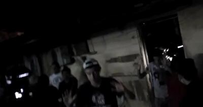 Efectivos policiales de la comisaría 5ª de Asunción  desalojan a los jóvenes que estaban en la vivienda donde se realizaba la fiesta de 15 años, en el barrio Ricardo Brugada de la capital.