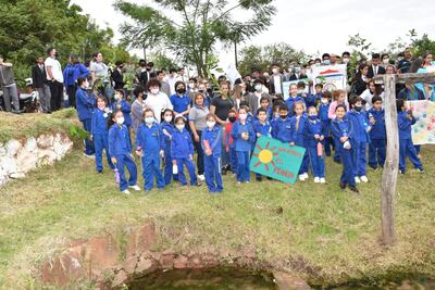 Estudiantes delante del Paí Ykua  del barrio Santo Angel de San Ignacio, participaron de una campaña educativa en favor del agua.