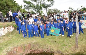 Estudiantes delante del Paí Ykua del barrio Santo Angel de San Ignacio, participaron de una campaña educativa en favor del agua.