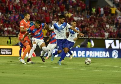Robert Morales peleando con Benítez por el balón
