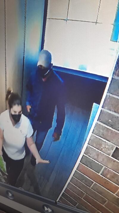 En la imagen se observa a presunto ladrón intimando a la trabajadora.