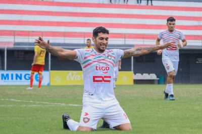 Festejo del gran goleador "rojiverde", Víctor Geremías Velazco, tras anotar ayer el segundo tanto de su equipo.