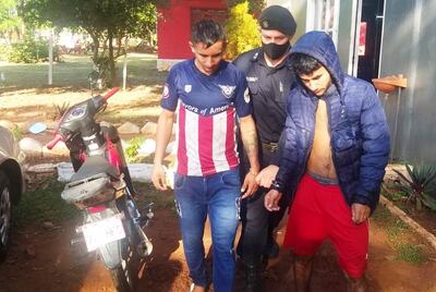 Los dos presuntos motochorros detenidos tras el intento de asalto.