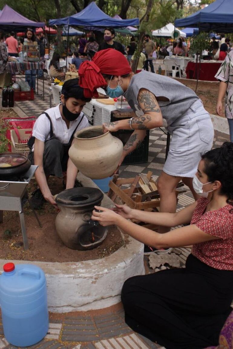 Los alumnos y alumnas de cerámica del taller inicial de Leila Buffa, elaborando cuencos de cerámica.