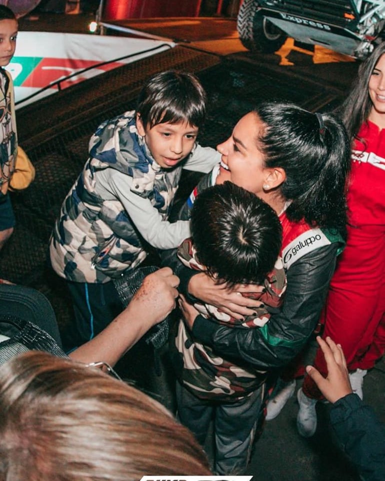 La piloto Andrea Lafarja recibiendo emocionada las muestras de cariño de sus fans más pequeños. (Instagram/Andrea Lafarja)