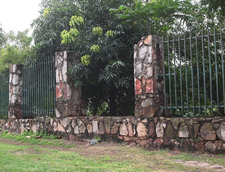 En la parte posterior del parque no hay rejas, también se robaron en el frente. 