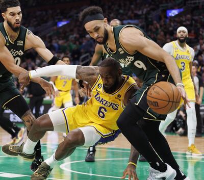 LeBron James cae en una falta no pitada y que finalmente reclamaron Los Lakers, en el juego contra Boston Celtics. EFE