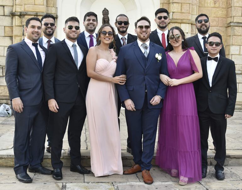 El novio rodeado de sus amigos.