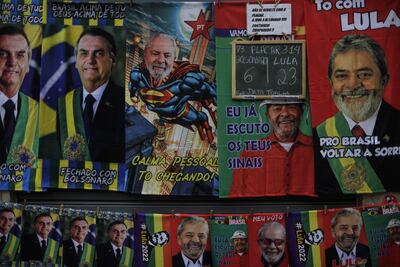 Puesto de venta de toallas diseñadas con fotos del presidente brasileño y candidato a reelección, Jair Bolsonaro, y del expresidente brasileño y candidato a la Presidencia, Lauiz Inácio Lula da Silva, en Río de Janeiro (Brasil). La venta callejera de toallas con los rostros del presidente Jair Bolsonaro y el exmandatario Luiz Inácio Lula da Silva se convirtió en un termómetro electoral que se viralizó en las redes sociales de cara a los comicios de Brasil del 2 de octubre. En Sao Paulo y Río de Janeiro, las dos mayores ciudades del país, han proliferado en las últimas semanas los puestos ambulantes con el producto estrella de esta polarizada campaña presidencial: toallas de playa estampadas con imágenes de los dos candidatos favoritos. (EFE)