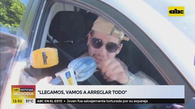 Pulgar arriba de Jean Fernandes, durante su breve contacto con la prensa en barrio Obrero.